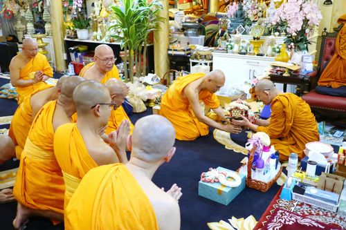 ภาพ No.286226:วันที่ 12 กรกฎาคม พศ.2568 (แรม 2 ค่ำ เดือน 8) พระภิกษุวัดพระธรรมกาย ทำวัตรพระผู้ใหญ่ เนื่องในวันเข้าพรรษา