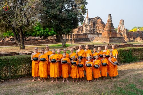 ภาพ No.318103:วันเสาร์ที่ 4 เมษายน พ.ศ. 2569 งานทำบุญเมืองใจกลางอยุธยา  ตักบาตรพระ 1,109 รูป ณ ถนนชีกุน หน้าวัดมหาธาตุ และวัดราชบูรณะ