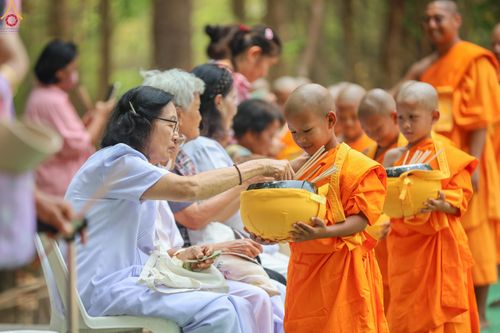 ภาพ No.317989:วันพฤหัสบดีที่ 2 เมษายน พ.ศ.2569 พิธีปลงผม , พิธีขอขมามอบบาตรและผ้าไตร , พิธีบรรพชาสามเณร จำนวน 28 รูป   ณ วัดโซกเป็ดอภิญญาโณ ต.เมืองเก่า อ.เมือง จ.สุโขทัย