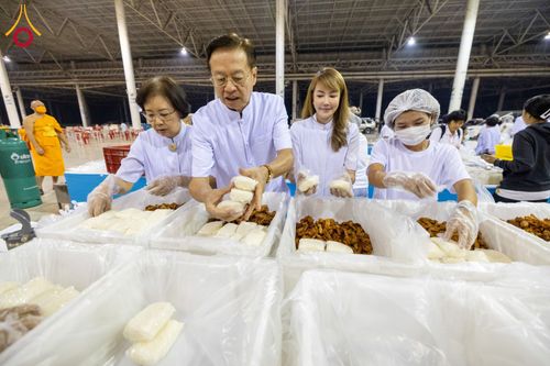 ภาพ No.121143:พิธีถวายภัตตาหารเป็นสังฆทาน แด่คณะพระธรรมยาตราฯ ในโครงการธรรมยาตรากตัญญูบูชา มหาปูชนียาจารย์ พระมงคลเทพมุนี(สด จนฺทสโร) พระผู้ปราบมาร อนุสรณ์สถาน 7 แห่ง ปีที่ 12 วันที่ 30 มกราคม พ.ศ. 2567 ณ สภาธรรมกายสากล วัดพระธรรมกาย