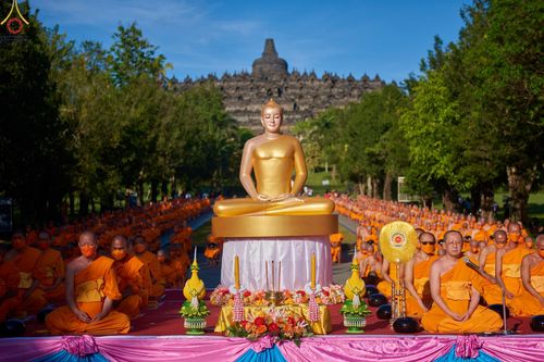 ภาพ No.68336:พิธีตักบาตร ณ พระมหาเจดีย์บรมพุทโธ ประเทศอินโดนีเซีย วันที่ 18 ธันวาคม พ.ศ. 2565