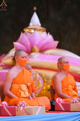 ภาพ No.69551:พิธีตักบาตรพระธรรมยาตราฯ ในโครงการธรรมยาตรากตัญญูบูชา มหาปูชนียาจารย์ พระมงคลเทพมุนี(สด จนฺทสโร) พระผู้ปราบมาร ปีที่ 11 ณ อนุสรณ์สถานลำดับที่ 1 สถานที่เกิดด้วยรูปกายเนื้อ อนุสรณ์สถานมหาวิหารพระมงคลเทพมุนี อ.สองพี่น้อง จ.สุพรรณบุรี