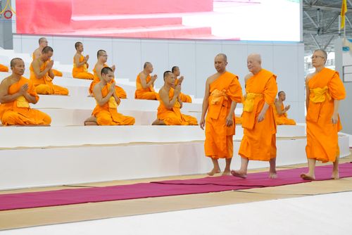 ภาพ No.338907:วันอาทิตย์ที่ 12 กรกฎาคม พ.ศ.2569 พิธีมุทิตาผู้สอบได้เปรียญธรรม ประโยค 1-2 ถึง ป.ธ.9 และ บ.ศ.1-2 ถึง บ.ศ.6 สำนักศาสนศึกษาวัดพระธรรมกาย ประจำปี 2569, พิธีมอบตราตั้งแต่งตั้งอาจารย์ใหญ่ สำนักศาสนศึกษาวัดพระธรรมกาย