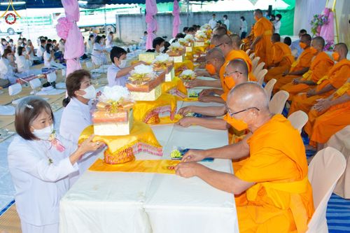 ภาพ No.74571:พิธีถวายภัตตาหารเป็นสังฆทาน แด่คณะพระธรรมยาตราฯ ในโครงการธรรมยาตรากตัญญูบูชา มหาปูชนียาจารย์ พระมงคลเทพมุนี(สด จนฺทสโร) พระผู้ปราบมาร อนุสรณ์สถาน 7 แห่ง ปีที่ 11 วันที่ 28 มกราคม พ.ศ. 2566