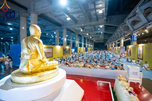 ภาพ No.90421:พิธีฉลองชัยสวดมนต์บทธัมมจักกัปปวัตตนสูตร 5,759,139,139 จบ เนื่องใน 139 ปี วันคล้ายวันเกิดด้วยรูปกายเนื้อ พระมงคลเทพมุนี (สด จนฺทสโร) พระผู้ปราบมาร วันอังคารที่ 10 ตุลาคม พ.ศ. 2566 ณ มหารัตนวิหารคด วัดพระธรรมกาย จ.ปทุมธานี