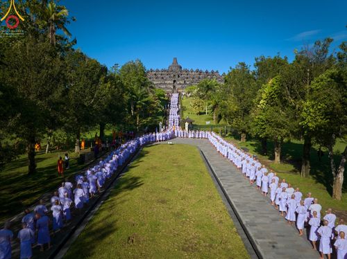 ภาพ No.68164:พิธีเวียนประทักษิณ และวันทาพระมหาเจดีย์บรมพุทโธ ของนาคธรรมทายาท ประเทศอินโดนีเซีย วันที่ 17 ธันวาคม พ.ศ. 2565