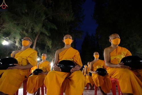 ภาพ No.69642:พิธีตักบาตรพระธรรมยาตราฯ ในโครงการธรรมยาตรากตัญญูบูชา มหาปูชนียาจารย์ พระมงคลเทพมุนี(สด จนฺทสโร) พระผู้ปราบมาร ปีที่ 11 ณ อนุสรณ์สถานลำดับที่ 1 สถานที่เกิดด้วยรูปกายเนื้อ อนุสรณ์สถานมหาวิหารพระมงคลเทพมุนี อ.สองพี่น้อง จ.สุพรรณบุรี