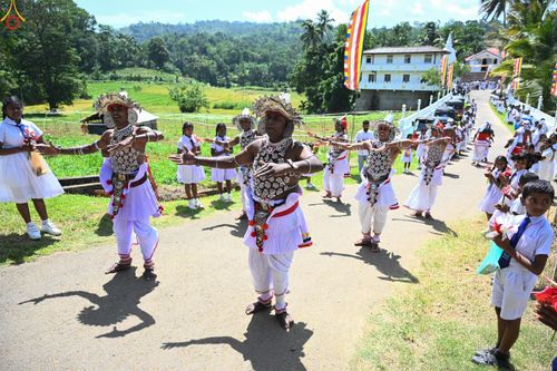 ภาพ No.284305:วันที่ 28 ตุลาคม พ.ศ.2568 กฐินสมทบต่างประเทศ โดยคณะศิษยานุศิษย์ บูชาธรรม 81 ปี หลวงพ่อธัมมชโย ณ วัดศรีสุคตาราม บาลังโกด้า ศรีลังกา