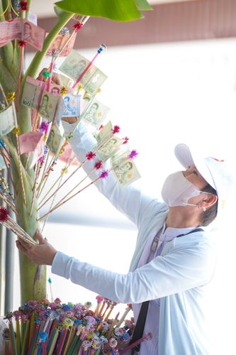 ภาพ No.70305:พิธีเจริญพระพุทธมนต์ ปฏิบัติธรรม มอบทุนการศึกษา ถวายสังฆทาน 139 วัด เพื่อถวายเป็นพุทธบูชา และขับเคลื่อนโครงการหมู่บ้านรักษาศีล 5 โดยคณะสงฆ์จังหวัดสุพรรณบุรี คณะศิษยานุศิษย์วัดพระธรรมกาย โครงการธรรมยาตรา ปีที่ 11 วันที่ 7 มกราคม พ.ศ. 2566 ณ ศูนย์ปฏิบัติธร