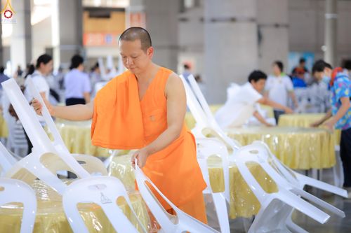 ภาพ No.322686:วันที่ 15-18 เมษายน พ.ศ.2569 การเเตรียมโต๊ะฉัน , เตรียมจุดพักค้าง , เรียงเก้าอี้ , เรียงกล่องไทยธรรม  เพื่องานถวายมหาสังฆทาน 40,000 กว่าวัดทั่วประเทศ วันคุ้มครองโลก 22 เมษายน พ.ศ.2569 วัดพระธรรมกาย