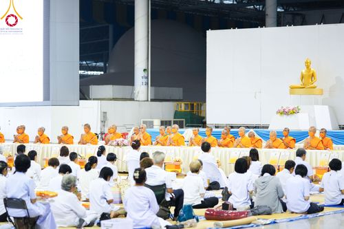 ภาพ No.105530:พิธีถวายภัตตาหารเป็นสังฆทาน แด่คณะพระธรรมยาตราฯ ในโครงการธรรมยาตรากตัญญูบูชา มหาปูชนียาจารย์ พระมงคลเทพมุนี(สด จนฺทสโร) พระผู้ปราบมาร อนุสรณ์สถาน 7 แห่ง ปีที่ 12 วันที่ 3 มกราคม พ.ศ. 2567 ณ สภาธรรมกายสากล วัดพระธรรมกาย