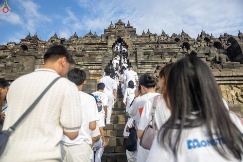 ภาพ No.330030:วันที่ 27-29 พฤษภาคม พ.ศ.2569 MBMI Tangerang (Majelis Agama Buddha Mahanikaya) ได้มีการเตรียมงานเพื่อจัดงานวิสาขบูชานานาชาติ  ชึ่งในงานจะมีการจุดประทีปโคมลาน โคมลอย กว่า 20,000 ดวง  เพื่อน้อมถวายเป็นพุทธบูชา และเพื่อเป็นการกระชับสัมพันธมิตรภาพ