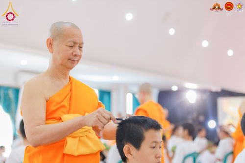 ภาพ No.284474:วันพุธที่ 17  ธันวาคม พ.ศ.2568  พิธีปลงผมนาคธรรมทายาท  โครงการบรรพชาสามเณรและบวชอุบาสิกาแก้ว  ณ วิทยาลัยศรีวิจายา (Sekolah Tinggi Agama Buddha Negeri Sriwijaya) เมืองตังเกอรัง จังหวัดบันเตน ประเทศอินโดนีเซีย