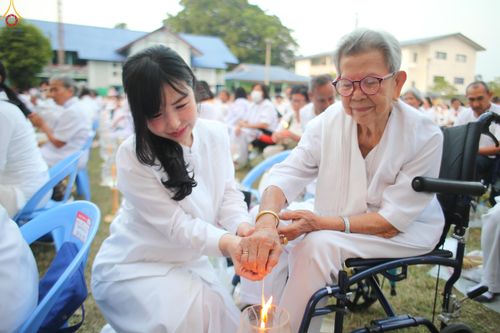 ภาพ No.297232:วันที่ 17 มกราคม พ.ศ. 2569 พิธีจุดประทีปถวายเป็นพุทธบูชา และบูชาธรรมมหาปูชนียาจารย์ (ภาพชุดที่ 2) ณ วัดโบสถ์บน ต.บางคูเวียง จ.นนทบุรี อนุสรณ์สถานลำดับที่ 4 สถานที่เกิดด้วยกายธรรม ในโครงการธรรมยาตรา กตัญญูบูชา มหาปูชนียาจารย์ พระมงคลเทพมุนี(สด จนฺทสโร) พร