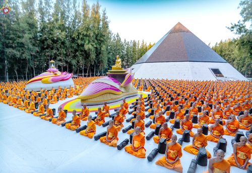 ภาพ No.288431:วันที่ 4 มกราคม พ.ศ. 2569 พระธรรมยาตราปฏิบัติธรรม และถ่ายภาพหมู่ประวัติศาสตร์ ในโครงการธรรมยาตรา กตัญญูบูชา มหาปูชนียาจารย์ พระมงคลเทพมุนี(สด จนฺทสโร) พระผู้ปราบมาร อนุสรณ์สถาน 7 แห่ง ปีที่ 14 ณ อนุสรณ์สถานมหาวิหารพระมงคลเทพมุนี (โลตัสแลนด์) อ.สองพี่น้อง