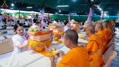 ภาพ No.301054:วันที่ 23 มกราคม พ.ศ. 2569 พิธีถวายภัตตาหารเป็นสังฆทาน แด่พระธรรมยาตรา ณ อนุสรณ์สถานบางปลา วัดบางปลา อำเภอบางเลน จังหวัดนครปฐม ในโครงการธรรมยาตรา กตัญญูบูชา มหาปูชนียาจารย์ พระมงคลเทพมุนี(สด จนฺทสโร) พระผู้ปราบมาร อนุสรณ์สถาน 7 แห่ง ปีที่ 14