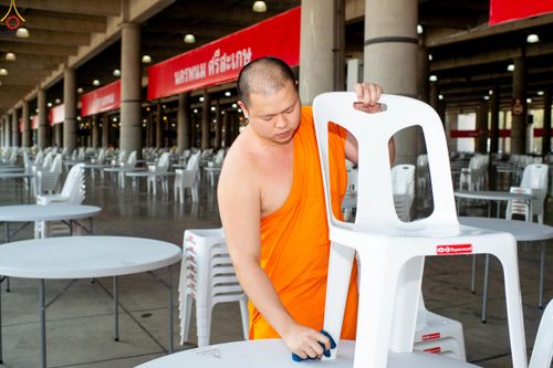 ภาพ No.322293:วันที่ 15 เมษายน พ.ศ.2569 การเตรียมงาน เช็ดโต๊ะ เก้าอี้ ปูผ้าโต๊ะฉัน เพื่องานถวายมหาสังฆทาน 40,000 กว่าวัดทั่วประเทศ วันคุ้มครองโลก 22 เมษายน พ.ศ.2569 วัดพระธรรมกาย