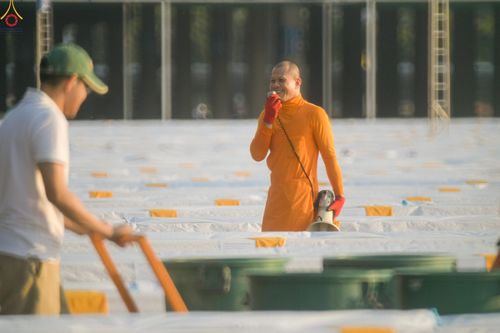 ภาพ No.321263:วันที่ 10-11 เมษายน พ.ศ.2569 การเตรียมกล่องไทยธรรม และการติดผ้ารับประเคน เพื่องานถวายมหาสังฆทาน 40,000 กว่าวัดทั่วประเทศ วันคุ้มครองโลก 22 เมษายน พ.ศ.2569 วัดพระธรรมกาย