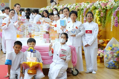 ภาพ No.343729:วันที่ 16 สิงหาคม พ.ศ.2569 พิธีถวายคิลานเภสัช และอุปกรณ์ทางการแพทย์ ณ ห้องแก้วสารพัดนึก2 วัดพระธรรมกาย