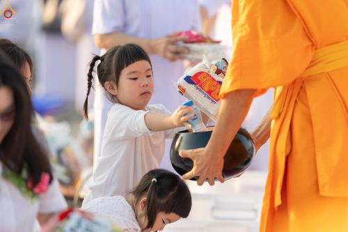 ภาพ No.279924:วันที่ 1 มกราคม พ.ศ.2569 พิธีตักบาตรในวันขึ้นปีใหม่ ณ ลานธรรม วัดพระธรรมกาย