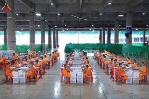 ภาพ No.303237:วันที่ 15-21 มกราคม พ.ศ.2569 ปลิดกลีบดอกเบญจทรัพย์ เพื่อโปรยต้อนรับพระธรรมยาตรา ในโครงการธรรมยาตรา กตัญญูบูชา มหาปูชนียาจารย์ พระมงคลเทพมุนี(สด จนฺทสโร) พระผู้ปราบมาร อนุสรณ์สถาน 7 แห่ง ปีที่ 14 ณ วิหารคด วัดพระธรรมกาย