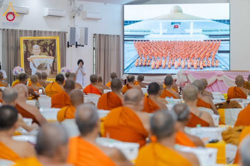 พระภิกษุสงฆ์นั่งฟังการบรรยายในห้องประชุม โดยมีจอภาพขนาดใหญ่แสดงภาพพระภิกษุสงฆ์จำนวนมากหน้ามหาธรรมกายเจดีย์