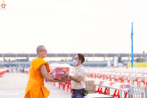 ภาพ No.322728:วันที่ 15-18 เมษายน พ.ศ.2569 การเเตรียมโต๊ะฉัน , เตรียมจุดพักค้าง , เรียงเก้าอี้ , เรียงกล่องไทยธรรม  เพื่องานถวายมหาสังฆทาน 40,000 กว่าวัดทั่วประเทศ วันคุ้มครองโลก 22 เมษายน พ.ศ.2569 วัดพระธรรมกาย