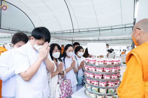 ภาพ No.69999:พิธีถวายภัตตาหารเป็นสังฆทาน แด่คณะพระธรรมยาตราฯ ในโครงการธรรมยาตราฯ ปีที่ 11 ณ อนุสรณ์สถานมหาวิหารพระมงคลเทพมุนี อ.สองพี่น้อง จ.สุพรรณบุรี วันที่ 10 มกราคม พ.ศ. 2566