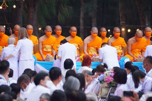 ภาพ No.69686:พิธีตักบาตรพระธรรมยาตราฯ ในโครงการธรรมยาตรากตัญญูบูชา มหาปูชนียาจารย์ พระมงคลเทพมุนี(สด จนฺทสโร) พระผู้ปราบมาร ปีที่ 11 ณ อนุสรณ์สถานลำดับที่ 1 สถานที่เกิดด้วยรูปกายเนื้อ อนุสรณ์สถานมหาวิหารพระมงคลเทพมุนี อ.สองพี่น้อง จ.สุพรรณบุรี