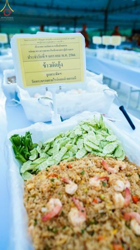 ภาพ No.69925:พิธีถวายภัตตาหารเป็นสังฆทาน แด่คณะพระธรรมยาตราฯ ในโครงการธรรมยาตราฯ ปีที่ 11 ณ อนุสรณ์สถานมหาวิหารพระมงคลเทพมุนี อ.สองพี่น้อง จ.สุพรรณบุรี วันที่ 9 มกราคม พ.ศ. 2566