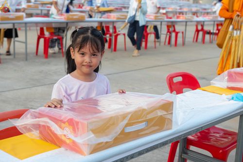 ภาพ No.322681:วันที่ 17 เมษายน พ.ศ.2569 การเรียงกล่องไทยธรรม เรียงน้ำดื่ม เรียงร่ม ณ ลานธรรมพระมหาธรรมกายเจดีย์ เพื่องานถวายมหาสังฆทาน 40,000 กว่าวัดทั่วประเทศ วันคุ้มครองโลก 22 เมษายน พ.ศ.2569 วัดพระธรรมกาย