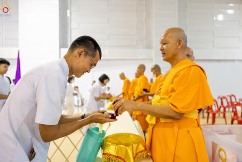 ภาพ No.311669:วันอาทิตย์ต้นเดือนที่ 1 มีนาคม พ.ศ.2569 สัมมนาพิเศษ พิธีมอบรูปหล่อโลหะหลวงปู่วัดปากน้ำ พระมงคลเทพมุนี พิธีมุทิตาสักการะในโอกาสพระครูปลัดรัตนวีรวัฒน์(รังสฤษดิ์ อิทธิจินฺตโก) เจ้าอาวาสวัดพระธรรมกาย  ดำรงตำแหน่งเป็น “ที่ปรึกษาเจ้าคณะจังหวัดปทุมธานี”  ณ ห้อง