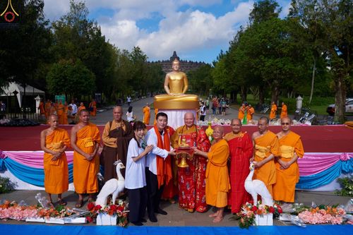 ภาพ No.68380:พิธีตักบาตร ณ พระมหาเจดีย์บรมพุทโธ ประเทศอินโดนีเซีย วันที่ 18 ธันวาคม พ.ศ. 2565