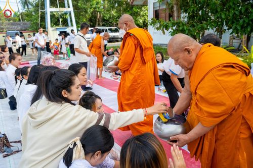 ภาพ No.137651:พิธีตักบาตร พิธีถวายสังฆทานแด่คณะสงฆ์ 323 วัด พิธีทำบุญอุทิศส่วนกุศลแด่ผู้วายชนม์ ในเหตุการณ์ความไม่สงบ 4 จังหวัดชายแดนภาคใต้ ปีที่ 20 ครั้งที่ 169 และพิธีมอบกองทุนหนุนแรงใจช่วยครูใต้ ปีที่ 17 ครั้งที่ 134 วันที่ 25 พฤษภาคม พ.ศ.2567 อ.ตากใบ จ.นราธิวาส