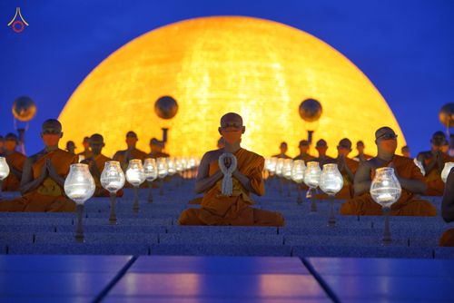 ภาพ No.81780:พิธีจุดวิสาขประทีปและเวียนประทักษิณ เนื่องในวันวิสาขบูชา วันเสาร์ที่ 3 มิถุนายน 2566 ณ ลานธรรมพระมหาธรรมกายเจดีย์ วัดพระธรรมกาย จ.ปทุมธานี