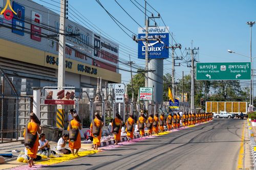ภาพ No.106146:พิธีต้อนรับพระธรรมยาตรา ชุด 2 ในโครงการธรรมยาตรากตัญญูบูชา มหาปูชนียาจารย์  พระมงคลเทพมุนี(สด จนฺทสโร) พระผู้ปราบมาร  อนุสรณ์สถาน 7 แห่ง ปีที่ 12  วันที่ 3 มกราคม พ.ศ. 2567  ณ อนุสรณ์สถานโลตัสแลนด์ จ.สุพรรณบุรี