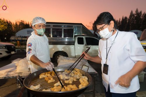 ภาพ No.71447:พิธีถวายภัตตาหารเป็นสังฆทาน แด่คณะพระธรรมยาตราฯ ในโครงการธรรมยาตรากตัญญูบูชา มหาปูชนียาจารย์ พระมงคลเทพมุนี(สด จนฺทสโร) พระผู้ปราบมาร อนุสรณ์สถาน 7 แห่ง ปีที่ 11 วันที่ 16 มกราคม พ.ศ. 2566