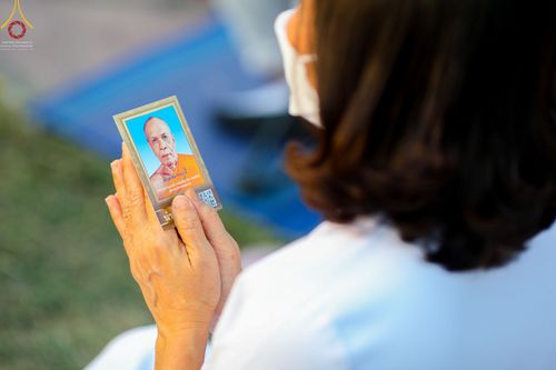 ภาพ No.71879:พิธีจุดประทีปถวายเป็นพุทธบูชา และบูชาธรรมมหาปูชนียาจารย์ ในโครงการธรรมยาตรากตัญญูบูชา มหาปูชนียาจารย์ พระมงคลเทพมุนี(สด จนฺทสโร) พระผู้ปราบมาร ปีที่ 11 ณ อนุสรณ์สถานลำดับที่ 3 สถานที่เกิดใหม่ในเพศสมณะ วัดสองพี่น้อง อ.สองพี่น้อง จ.สุพรรณบุรี วันที่ 17 มกร