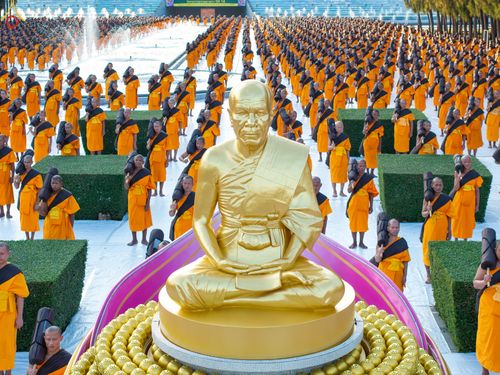 ภาพ No.281639:วันที่ 24 ธันวาคม พ.ศ.2568 พระธรรมยาตรา ปฏิบัติธรรม และถ่ายภาพหมู่ประวัติศาสตร์ ณ ลานหน้ามหาวิหารพระมงคลเทพมุนีฯ วัดพระธรรมกาย