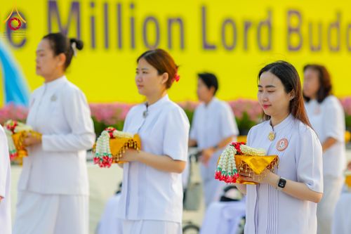 ภาพ No.319382:วันเสาร์ที่ 4 เมษายน พ.ศ.2569 พิธีขอขมา มอบผ้าไตร และถวายบาตรแด่นาคธรรมทายาท ในโครงการบรรพชาสามเณรฟื้นฟูพระพุทธศาสนาทั่วไทย โครงการหน่อแก้วเปรียญธรรม รุ่นที่ 14 โครงการสามเณรยุวธรรมทายาท รุ่นที่ 34 โครงการสามเณรมัชฌิมธรรมทายาท รุ่นที่ 30 ณ สภาธรรมกายสากล