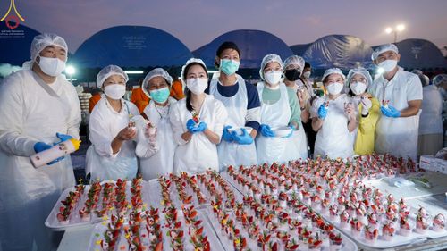 ภาพ No.74391:พิธีถวายภัตตาหารเป็นสังฆทาน แด่คณะพระธรรมยาตราฯ ในโครงการธรรมยาตรากตัญญูบูชา มหาปูชนียาจารย์ พระมงคลเทพมุนี(สด จนฺทสโร) พระผู้ปราบมาร อนุสรณ์สถาน 7 แห่ง ปีที่ 11 วันที่ 26 มกราคม พ.ศ. 2566