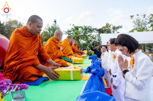 ภาพ No.281517:วันอาทิตย์ที่ 28 ธันวาคม พ.ศ.2568 ตักบาตรพระ 1000 รูป ปีที่ 1 ทำบุญเมืองสตูลส่งท้ายปี ณ หน้าโรงเรียนสตูลวิทยา จ.สตูล