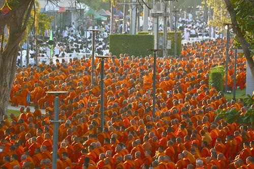 ภาพ No.284159:วันเสาร์ที่ 20 ธันวาคม พ.ศ.2568  พิธีตักบาตรพระ 10,000 รูป เนื่องในโอกาส 194 ปี จังหวัดกาญจนบุรี และอุทิศส่วนกุศลให้แด่บรรพชนทั้งหลาย บริเวณถนนสองแคว (Skywalk) เมืองกาญจนบุรี