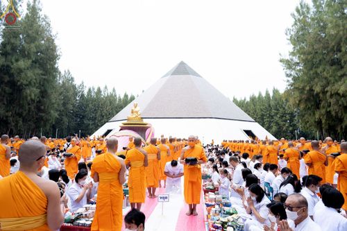 ภาพ No.69595:พิธีตักบาตรพระธรรมยาตราฯ ในโครงการธรรมยาตรากตัญญูบูชา มหาปูชนียาจารย์ พระมงคลเทพมุนี(สด จนฺทสโร) พระผู้ปราบมาร ปีที่ 11 ณ อนุสรณ์สถานลำดับที่ 1 สถานที่เกิดด้วยรูปกายเนื้อ อนุสรณ์สถานมหาวิหารพระมงคลเทพมุนี อ.สองพี่น้อง จ.สุพรรณบุรี