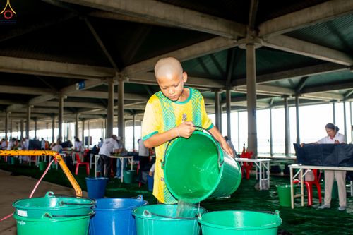 ภาพ No.322385:วันที่ 16 เมษายน พ.ศ.2569 การจัดเตรียมเบาะรองนอน เช็ดทำความสะอาด  เพื่องานถวายมหาสังฆทาน 40,000 กว่าวัดทั่วประเทศ วันคุ้มครองโลก 22 เมษายน พ.ศ.2569 วัดพระธรรมกาย