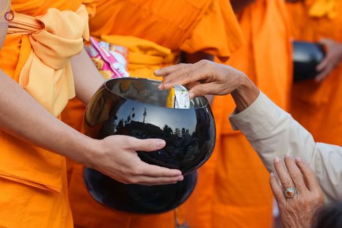 ภาพ No.73676:พิธีตักบาตรพระธรรมยาตราฯ ในโครงการธรรมยาตรากตัญญูบูชา มหาปูชนียาจารย์ พระมงคลเทพมุนี(สด จนฺทสโร) พระผู้ปราบมาร ปีที่ 11 ณ อนุสรณ์สถานลำดับที่ 4 สถานที่เกิดด้วยกายธรรม วัดโบสถ์ (บน) บางคูเวียง อ.บางกรวย จ.นนทบุรี วันที่ 22 มกราคม พ.ศ. 2566
