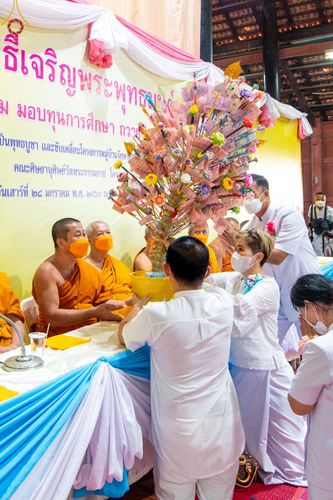 ภาพ No.74900:พิธีเจริญพระพุทธมนต์ ปฏิบัติธรรม มอบทุนการศึกษา ถวายสังฆทาน 106 วัด เพื่อถวายเป็นพุทธบูชา และขับเคลื่อนโครงการหมู่บ้านรักษาศีล 5 โดยคณะสงฆ์จังหวัดนครปฐม คณะศิษยานุศิษย์วัดพระธรรมกาย โครงการธรรมยาตราฯ ปีที่ 11 ณ วัดบางปลา อ.บางเลน จ.นครปฐม วันที่ 28 มกราค