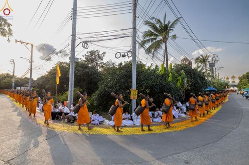 ภาพ No.72264:พิธีต้อนรับพระธรรมยาตรา ในโครงการธรรมยาตรากตัญญูบูชา มหาปูชนียาจารย์ พระมงคลเทพมุนี(สด จนฺทสโร) พระผู้ปราบมาร อนุสรณ์สถาน 7 แห่ง ปีที่ 11 วันที่ 18 มกราคม พ.ศ. 2566 ณ อนุสรณ์สถานลำดับที่ 4 สถานที่เกิดด้วยกายธรรม วัดโบสถ์ (บน) บางคูเวียง อ.บางกรวย จ.นนทบุ
