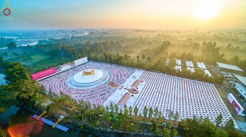 ภาพ No.70533:พิธีตักบาตรพระธรรมยาตราฯ ในโครงการธรรมยาตรากตัญญูบูชา มหาปูชนียาจารย์ พระมงคลเทพมุนี(สด จนฺทสโร) พระผู้ปราบมาร ปีที่ 11 ณ อนุสรณ์สถานลำดับที่ 2 สถานที่ตั้งมโนปณิธานบวชตลอดชีวิต อนุสรณ์สถานคลองบางนางแท่น อ.สามพราน จ.นครปฐม วันที่ 14 มกราคม พ.ศ. 2566