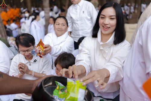 ภาพ No.289396:วันที่ 7 มกราคม พ.ศ. 2569 พิธีตักบาตรพระธรรมยาตรา ณ อนุสรณ์สถานลำดับที่ 1 สถานที่เกิดด้วยรูปกายเนื้อ อนุสรณ์สถานมหาวิหารพระมงคลเทพมุนี (โลตัสแลนด์) อ.สองพี่น้อง จ.สุพรรณบุรี ในโครงการธรรมยาตรา กตัญญูบูชา มหาปูชนียาจารย์ พระมงคลเทพมุนี(สด จนฺทสโร) พระผู้ป